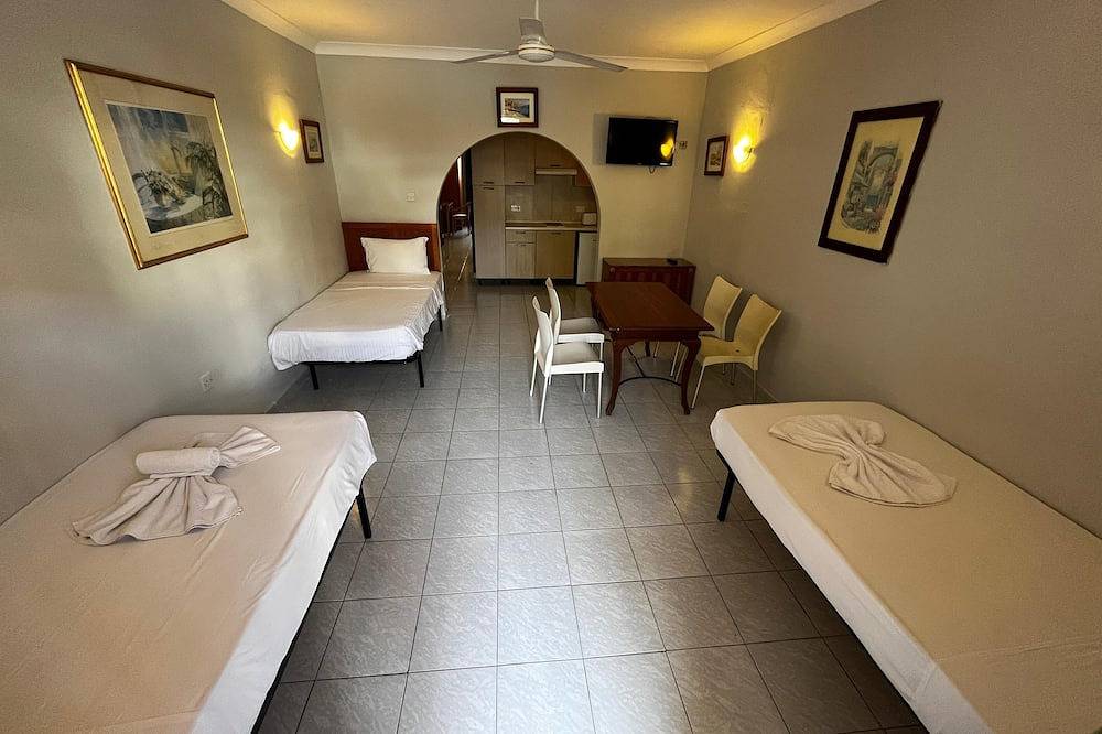 Cozy poolside apartment with 5 beds in St. Paul's Bay, Malta Island
