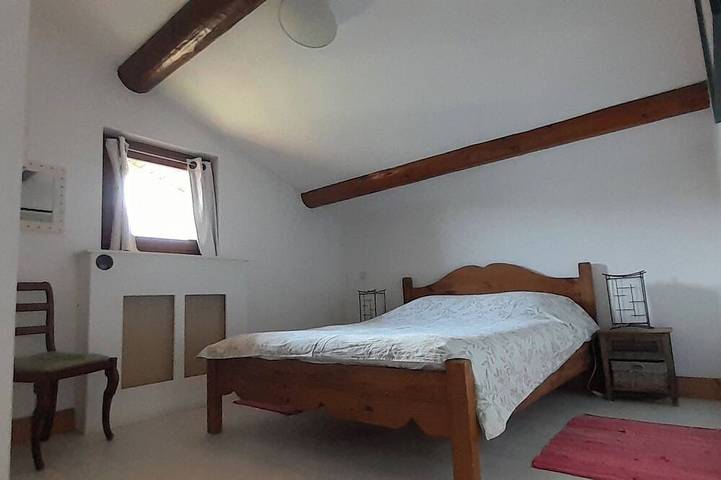 Entire apartment, Near Chamonix, St. Gervais, Megève, and Plaine Joux: Apartment in a chalet for 1 couple in Sallanches, Pays du Mont-Blanc