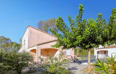 Location de vacances pour 6 personnes, avec jardin et terrasse à Lablachère