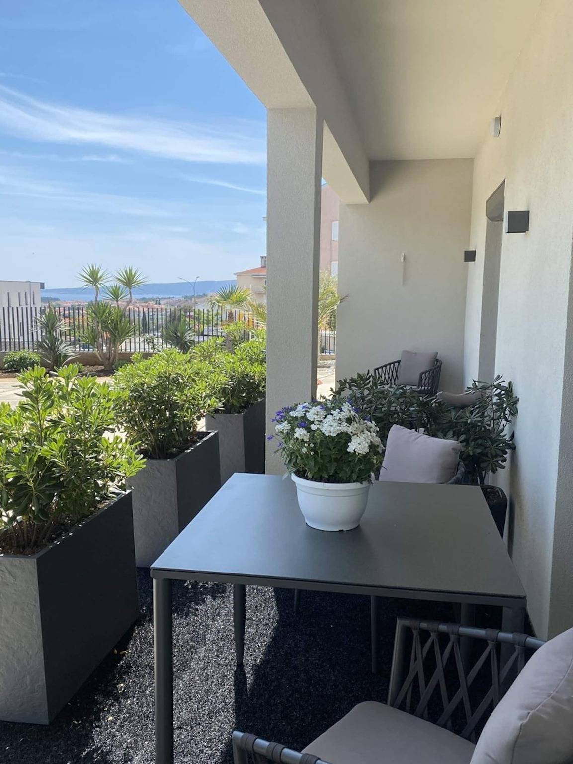 Ganze Wohnung, Villa Luisole Apartment °3 bietet eine perfekte Mischung aus Eleganz, Komfort und Praktikabilität und garantiert einen unvergesslichen Aufenthalt in dieser bezaubernden Destination. in Krk Stadt, Krk