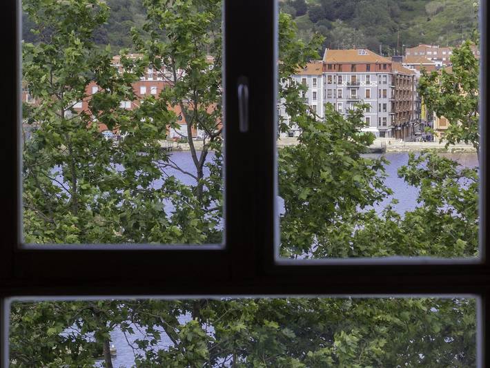 Ganze Ferienwohnung, Ferienwohnung für 5 Personen mit Seeblick in Solarium-Zona de Pesca Los Cargaderos (Barakaldo), Barakaldo