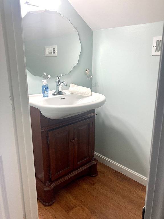 Scituate oceanfront gem; 5Br w/ wrap around deck. Perfect for family & friends in Scituate, Massachusetts