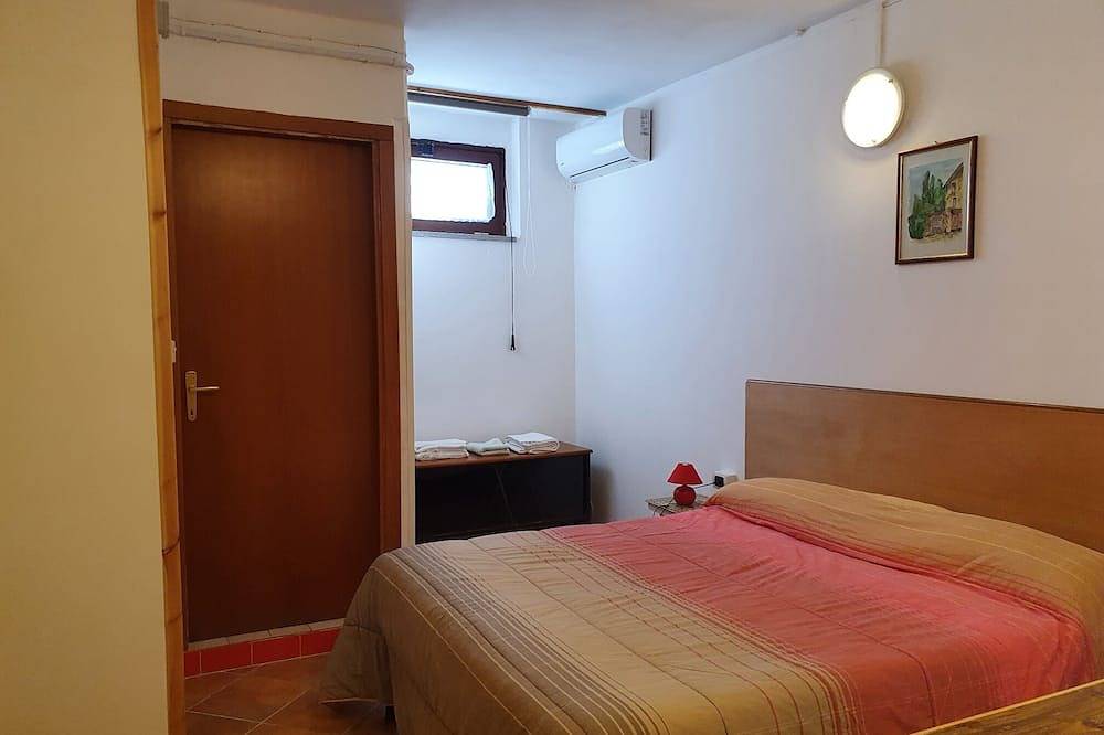 Entire apartment, Comfortable mini-apartment surrounded by the greenery of a large garden. in Bracciano, Lake Bracciano