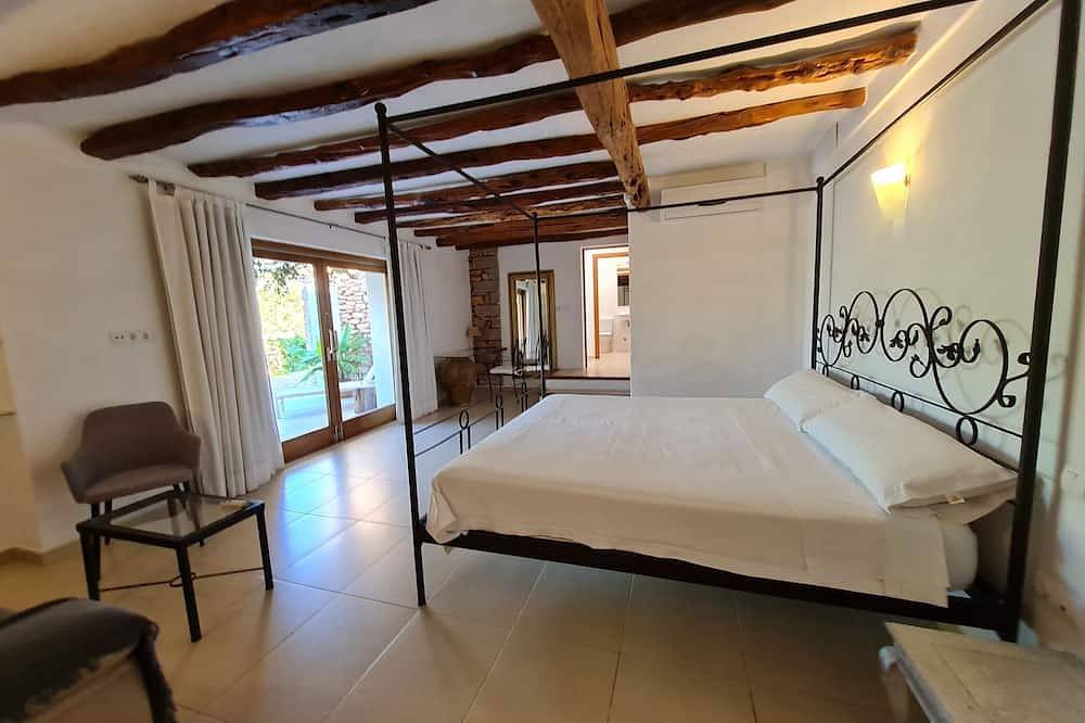 Villa 12 Pers Op 1 Km Stranden in Sant Carles de Peralta, Santa Eulària des Riu