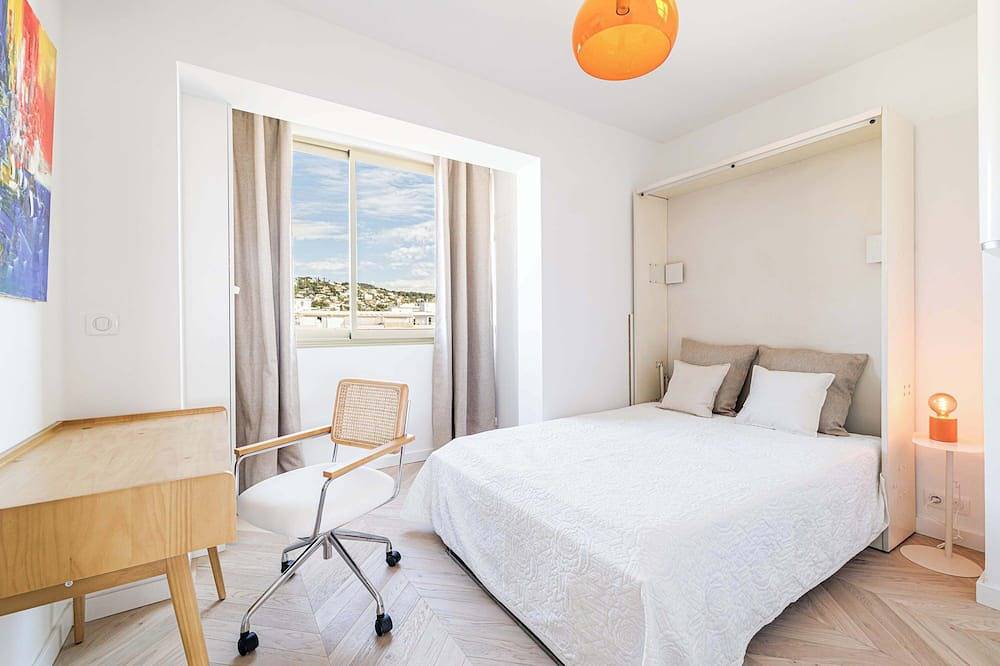 Ganze Wohnung, 2 bedroom with panoramic sea views, beach facing in Golfe-Juan, Vallauris