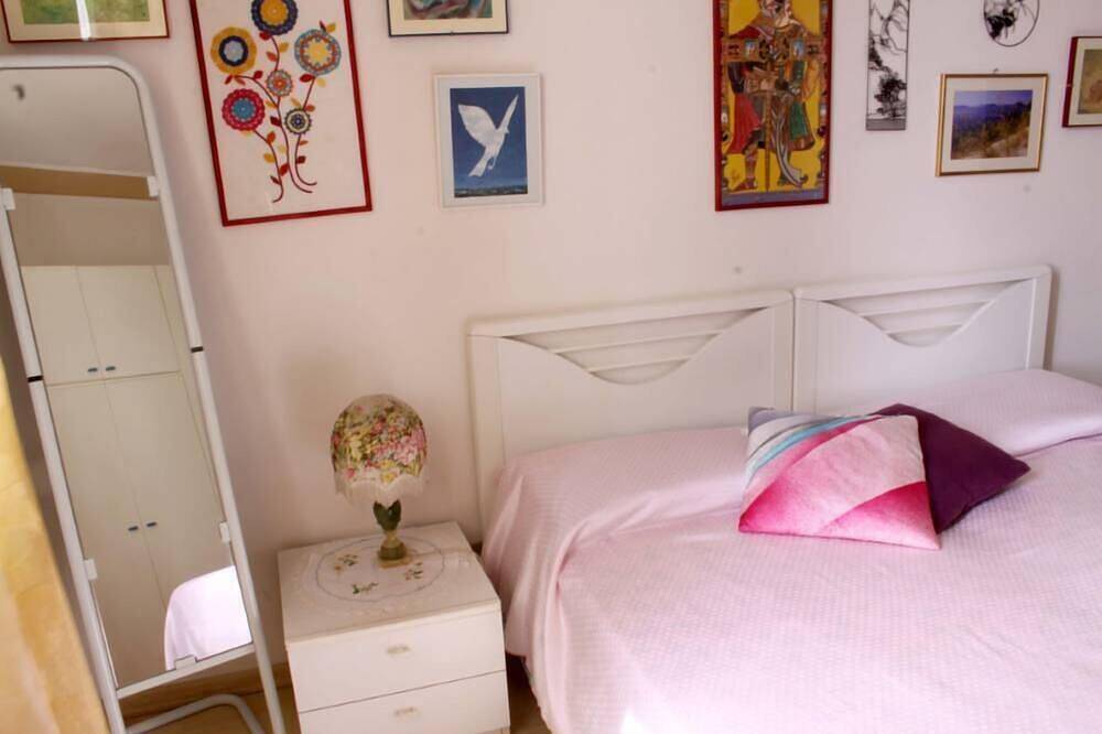 Entire apartment, Apartment/ flat - 3 rooms - 2/4 persons in Siena, Siena Province
