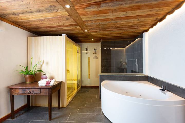 Chalet 'Casa Girod - Rascard' with Mountain View, Private Garden and Wi-Fi in Planaz, Comune di Fontainemore