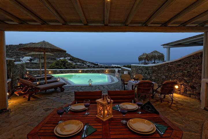 Location de vacances pour 9 personnes, avec terrasse et jardin dans Kalafatis