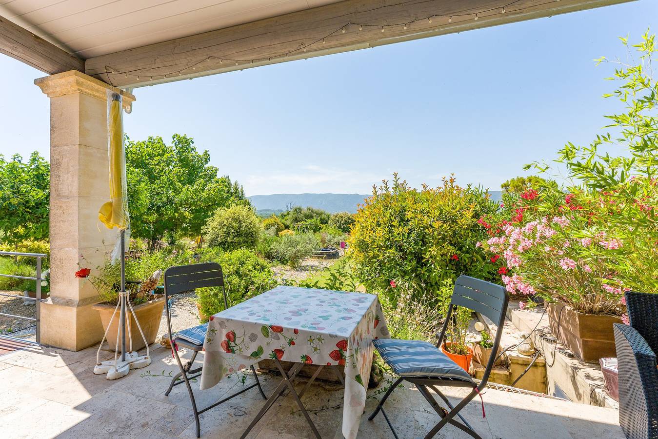 Ganzes Studio, Studio „Gîte le Petit Luberon - Coquelicot“ mit Bergblick, Wlan und Klimaanlage in Cabrières-d'Avignon, Regionaler Naturpark Luberon