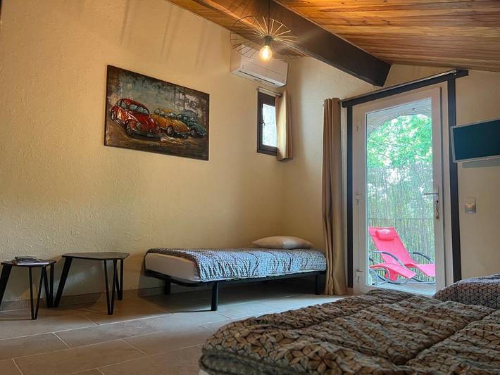 Location de vacances pour 3 personnes, avec vue et balcon ainsi que piscine et jardin à Saint-Alban-Auriolles - 4