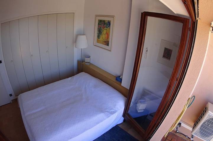 Ganze Wohnung, Sonnige voll ausgestattete Wohnung mit fantastischem Meerblick. in Rayol-Canadel-sur-Mer, Mittelmeerküste (Frankreich)