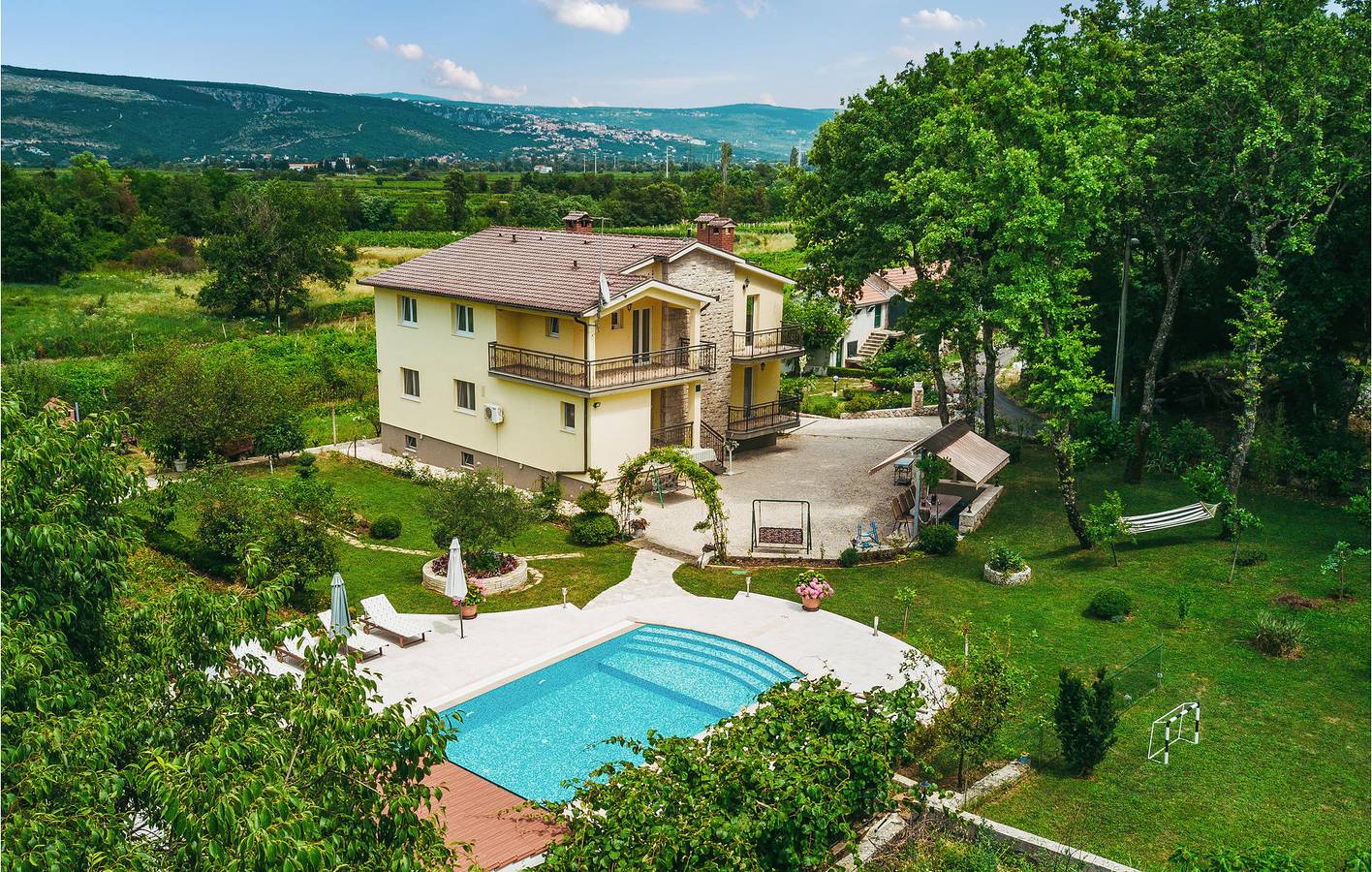 Modernes Apartment mit 2 Schlafzimmern, Pool, Terrasse und WLAN in Flussnähe in Imotski, Makarska Riviera