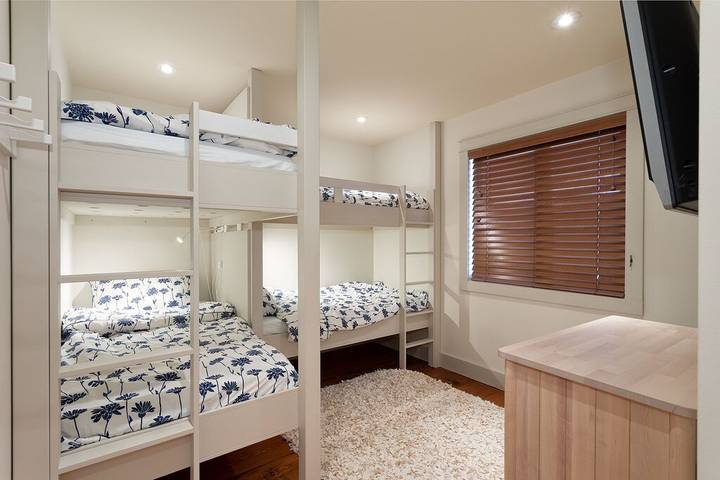 Holiday home for 12 people, with hot tub and balcony in Whistler