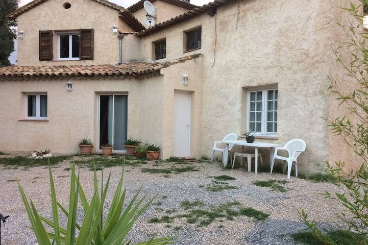Location de vacances pour 6 personnes, avec jardin et terrasse à La Roquette-sur-Siagne
