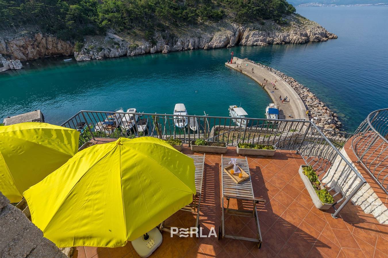 Ferienhaus Bella Mare mit herrlichem Meerblick 50m vom Strand in Vrbnik auf der Insel Krk in Vrbnik, Krk