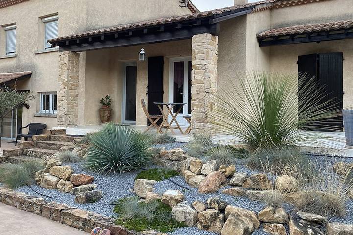 Location de vacances pour 4 personnes, avec jardin et terrasse à Sabran