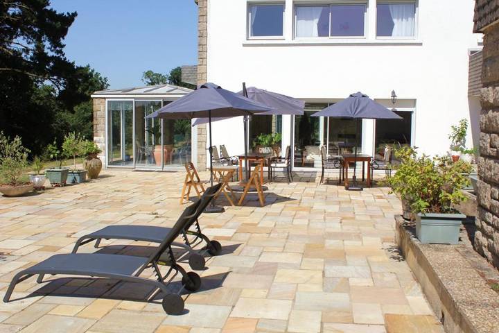 Chambre d’hôte pour 2 personnes, avec jardin ainsi que vue et piscine dans le Morbihan
