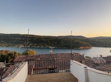 Gîte pour 5 personnes, avec terrasse et vue sur le lac ainsi que piscine et vue dans Office De Tourisme De Bauduen