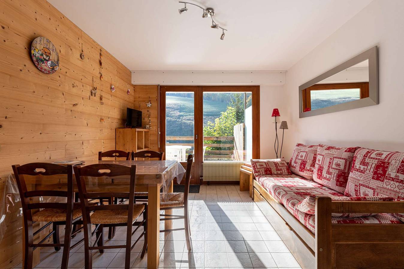 Entire holiday apartment, Très belle terrasse face aux pistes pour cet appartement in Chinaillon, Le Grand-Bornand