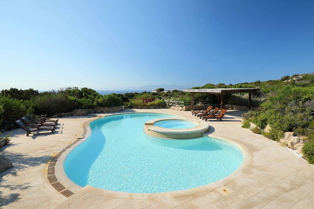 Stunning private villa with Wifi, hot tub, A/C, private pool, Tv, patio, panoramic view and park... in Santa Teresa di Gallura, Santa Teresa Gallura (Municipality)