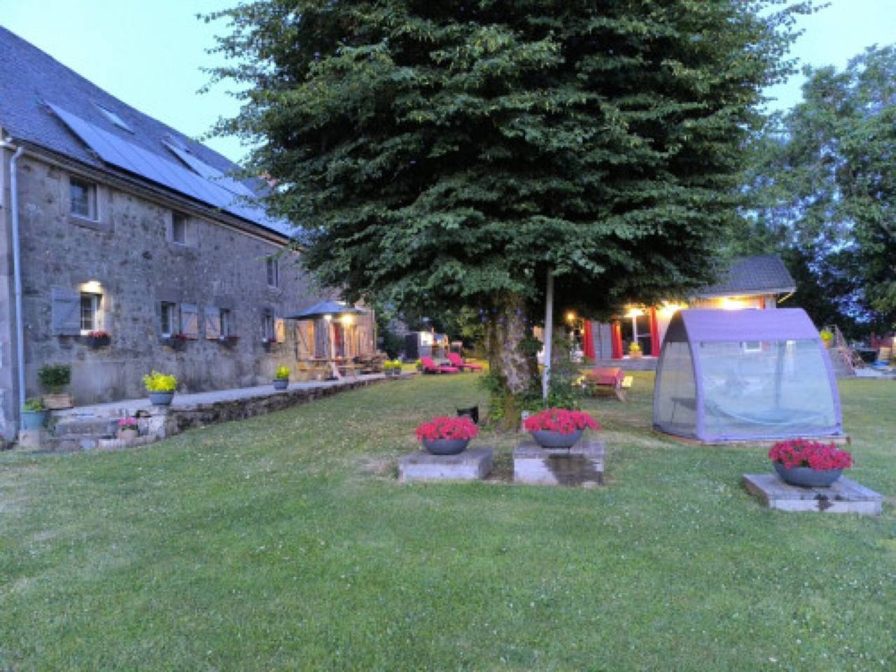 Chambre d’hôtes « Chambre Michaël » : vue montagne, jardin commun, climatisation in Singles (Puy-de-Dôme), Parc naturel régional des Volcans d'Auvergne