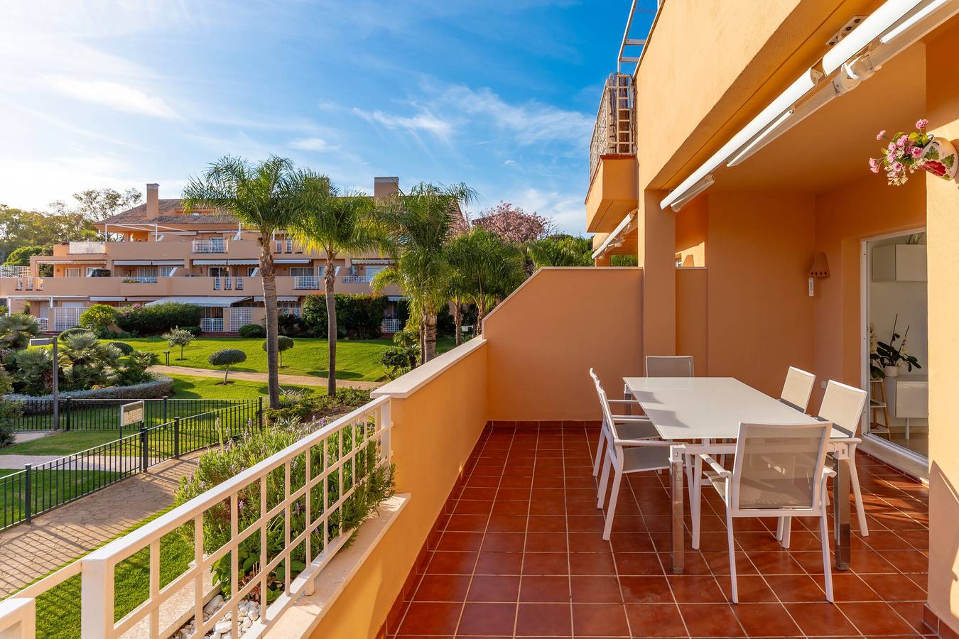 Entire apartment, Apartment 'Jardines Santa Maria Golf Elviria' with Shared Pool, Wi-Fi and Air Conditioning in Marbella East, Marbella
