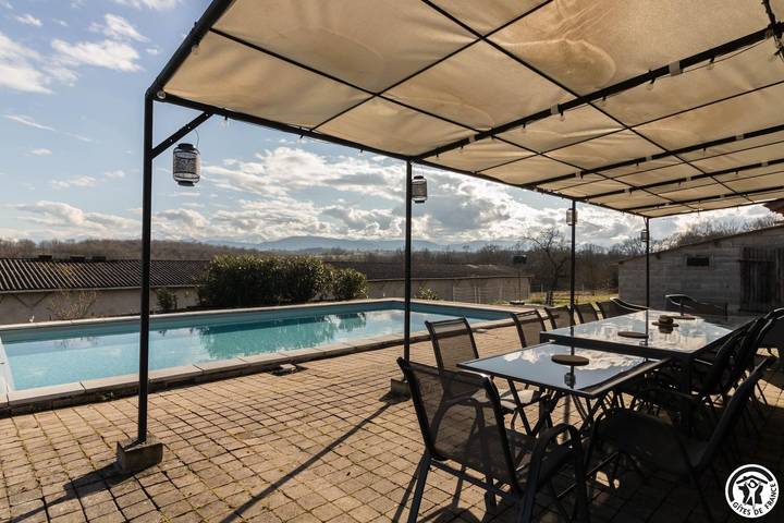 Gîte pour 12 personnes, avec jardin ainsi que terrasse et piscine à Cassagne (Haute-Garonne)