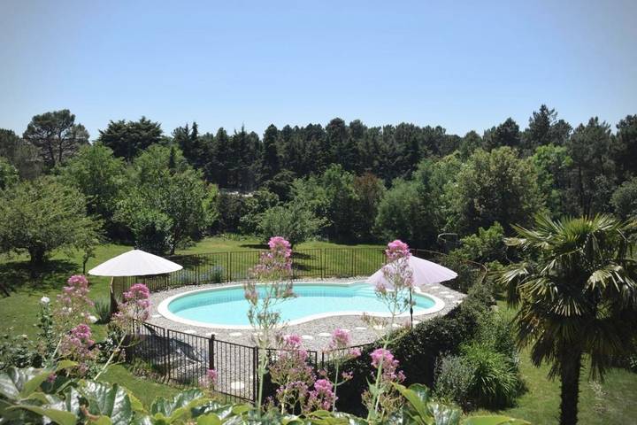 Maison d’hôte pour 5 personnes, avec Terrasse et Jardin ainsi que Piscine et Vue à Ailhon