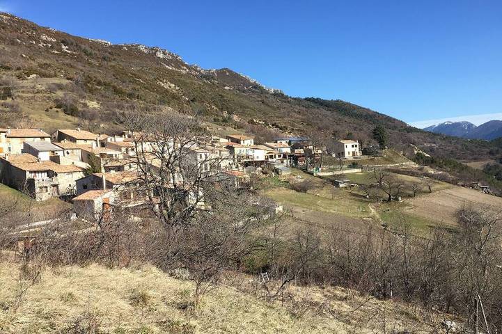 Gîte pour 4 personnes, avec jardin à Briançonnet