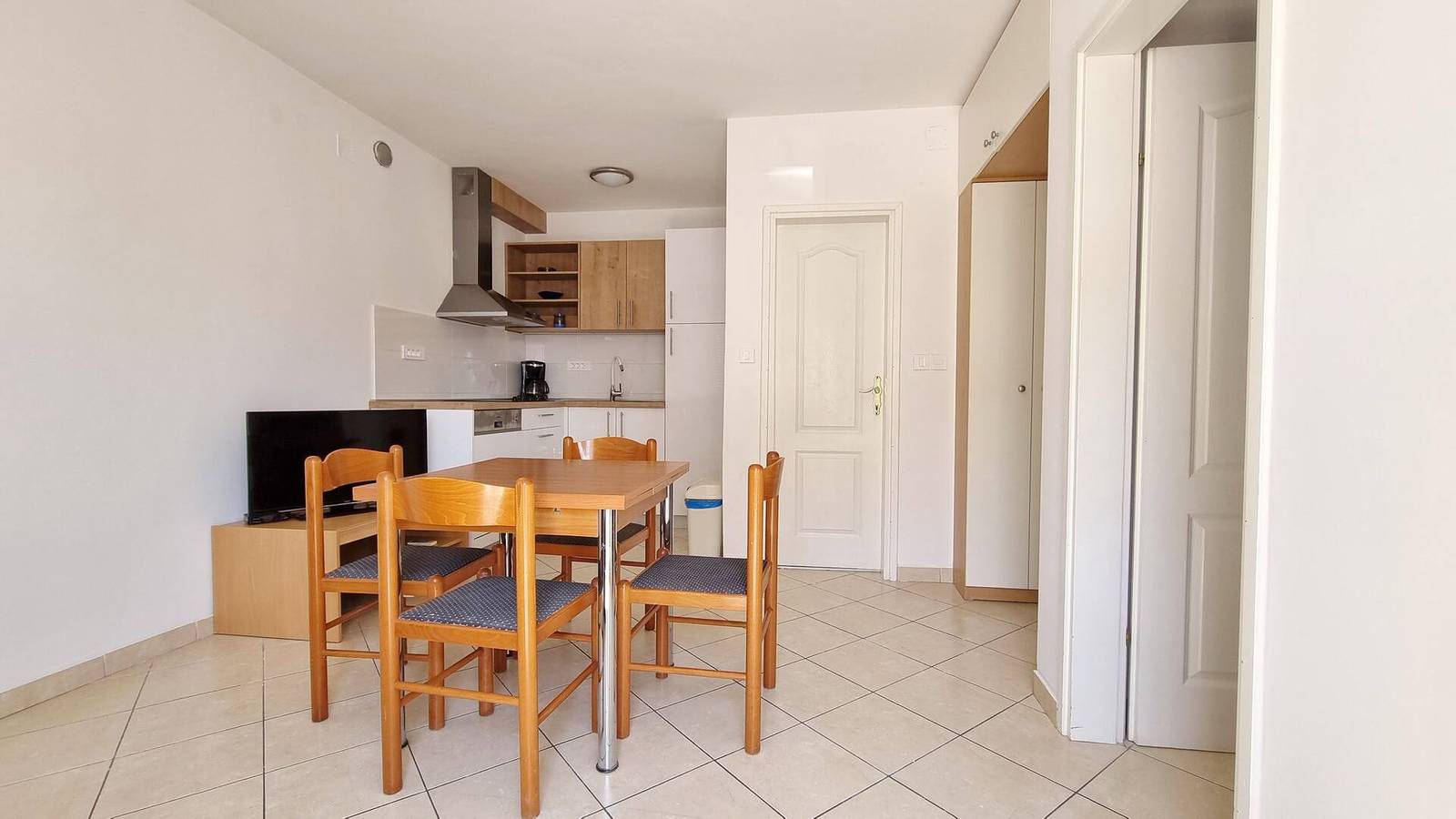 Ganze Wohnung, Apartment Lovincic Nr. 1 – mit Terrasse, 200 m vom Strand entfernt in Zarok, Baska
