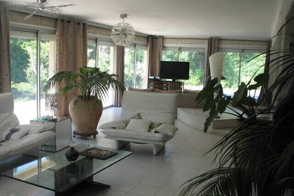 Very Large And Pleasant House In A Green Haven Of 4000 M² With Pool in Sénas, Arles region