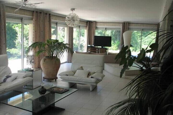 Location de vacances pour 8 personnes, avec jardin à Sénas - 2