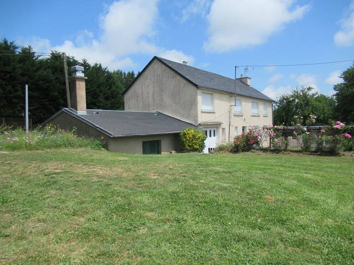 Gîte pour 9 personnes, avec terrasse ainsi que vue sur le lac et jardin à Canet-de-Salars