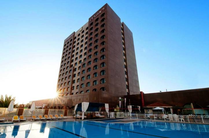 Hôtel pour 3 personnes, avec jacuzzi et terrasse ainsi que sauna et piscine