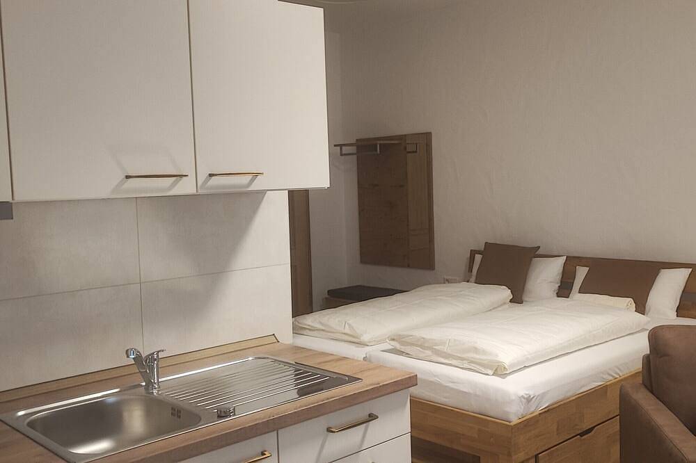 Apartment im Hotel 'Einhorn' mit Bergblick, gemeinsamer Terrasse und Wlan in Schwäbisch Gmünd, Albsteig Etappe 6