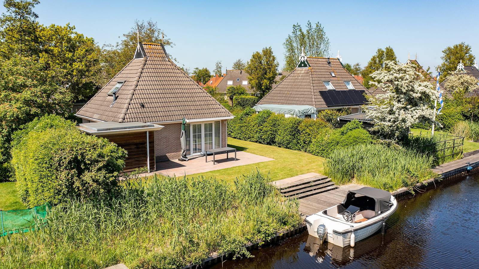 Summio Vakantiepark It Wiid — Wellness Wetterbungalow 6 in Earnewâld, Nationalpark De Alde Feanen