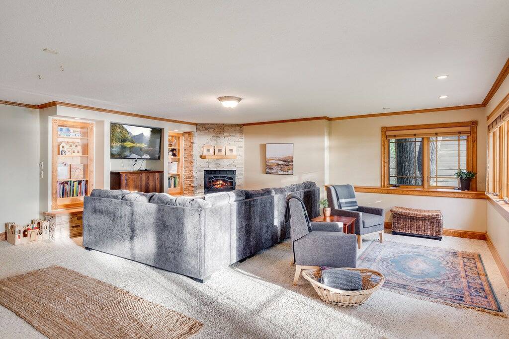 Beachfront Lake Home with new Jacuzzi hot tub, 15 min to Taylors Falls in Chisago City, Chisago County