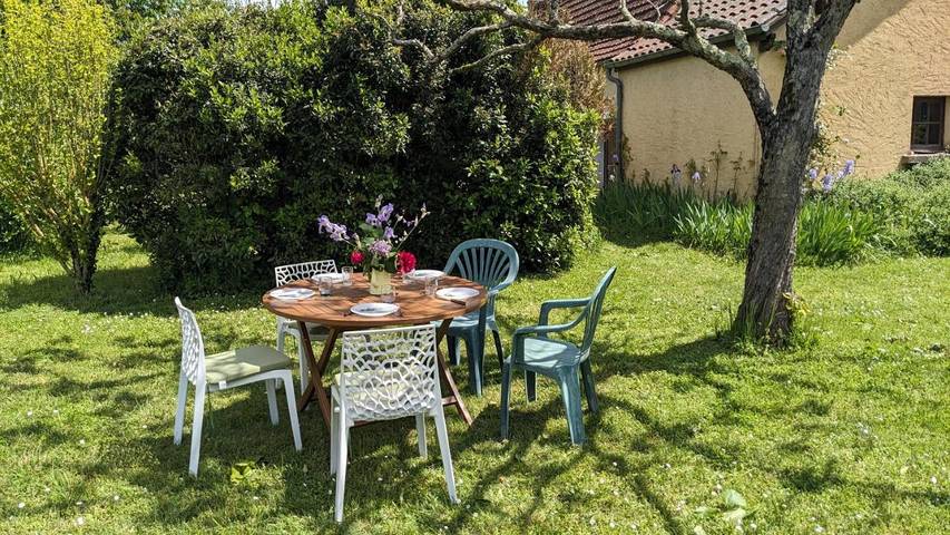 Location de vacances pour 4 personnes, avec jardin ainsi que vue et terrasse à Trémolat - 2