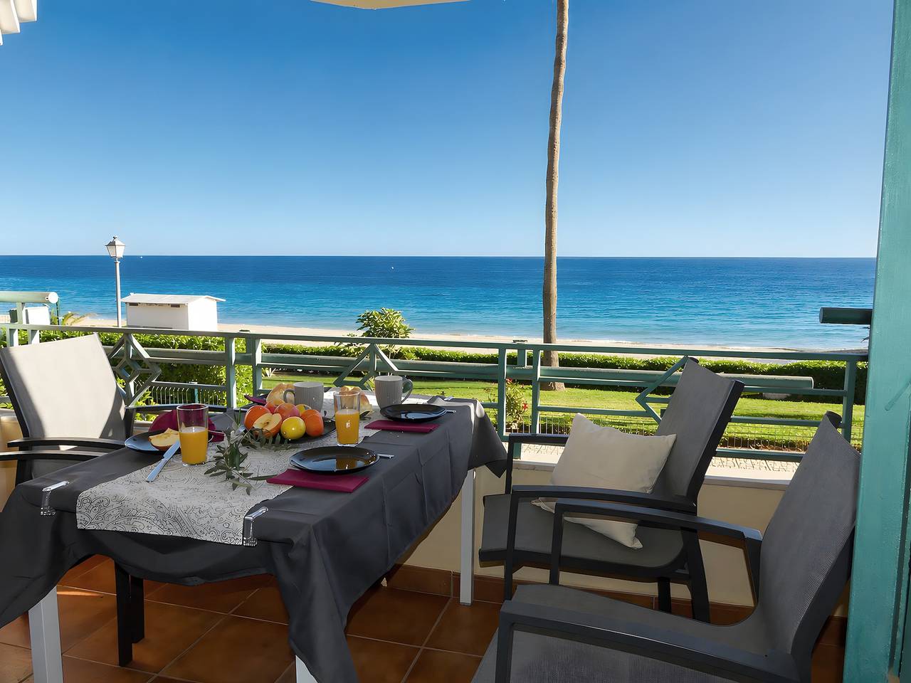Entire apartment, Apartment 'Tesoro Del Mar' with Sea View, Wi-Fi, and Air Conditioning in Torrox Costa, Torrox
