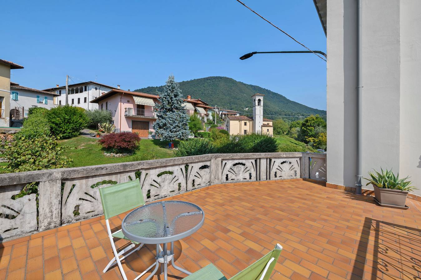 Entire apartment, Apartment 'Isola Bella' with Mountain View, Private Terrace and Wi-Fi in Preseglie, Garda Mountains