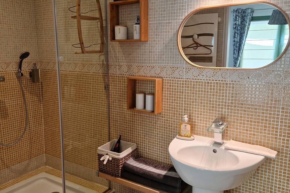 Belle chambre d'hôtes indépendante de18m² + cuisine d'été de 25m² vue piscine in Callas, Région de Draguignan