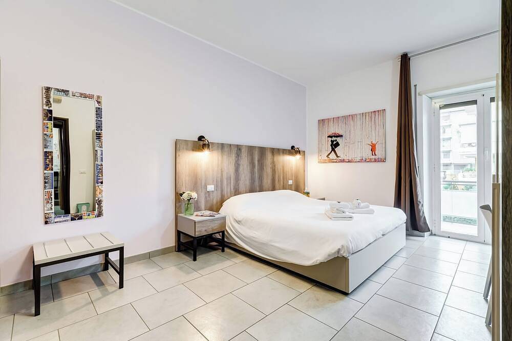 Elegant Room, newly renovated, opposite Metro line A near St. Peter's in Roma, Provincia de Roma