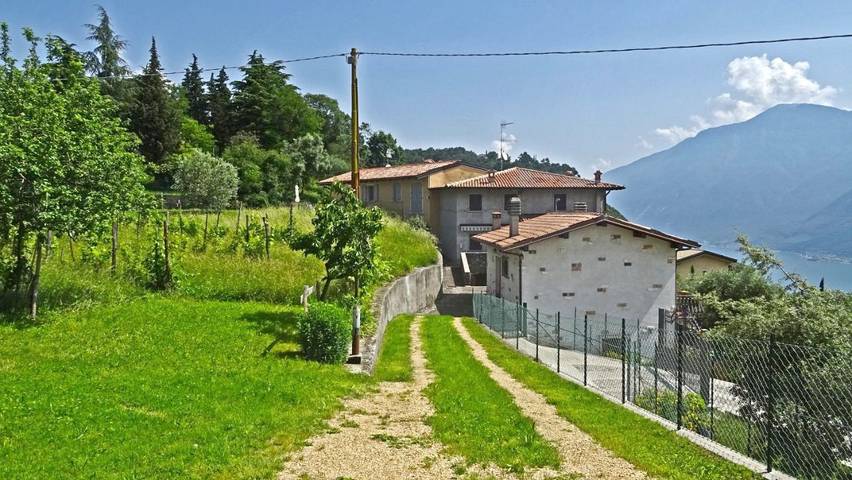 Ferienhaus für 5 Personen, mit Terrasse und Seeblick sowie Ausblick und Garten, mit Haustier in Tremosine