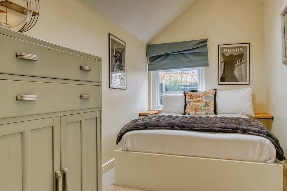 Spacious House In Guildford in Guildford, Surrey