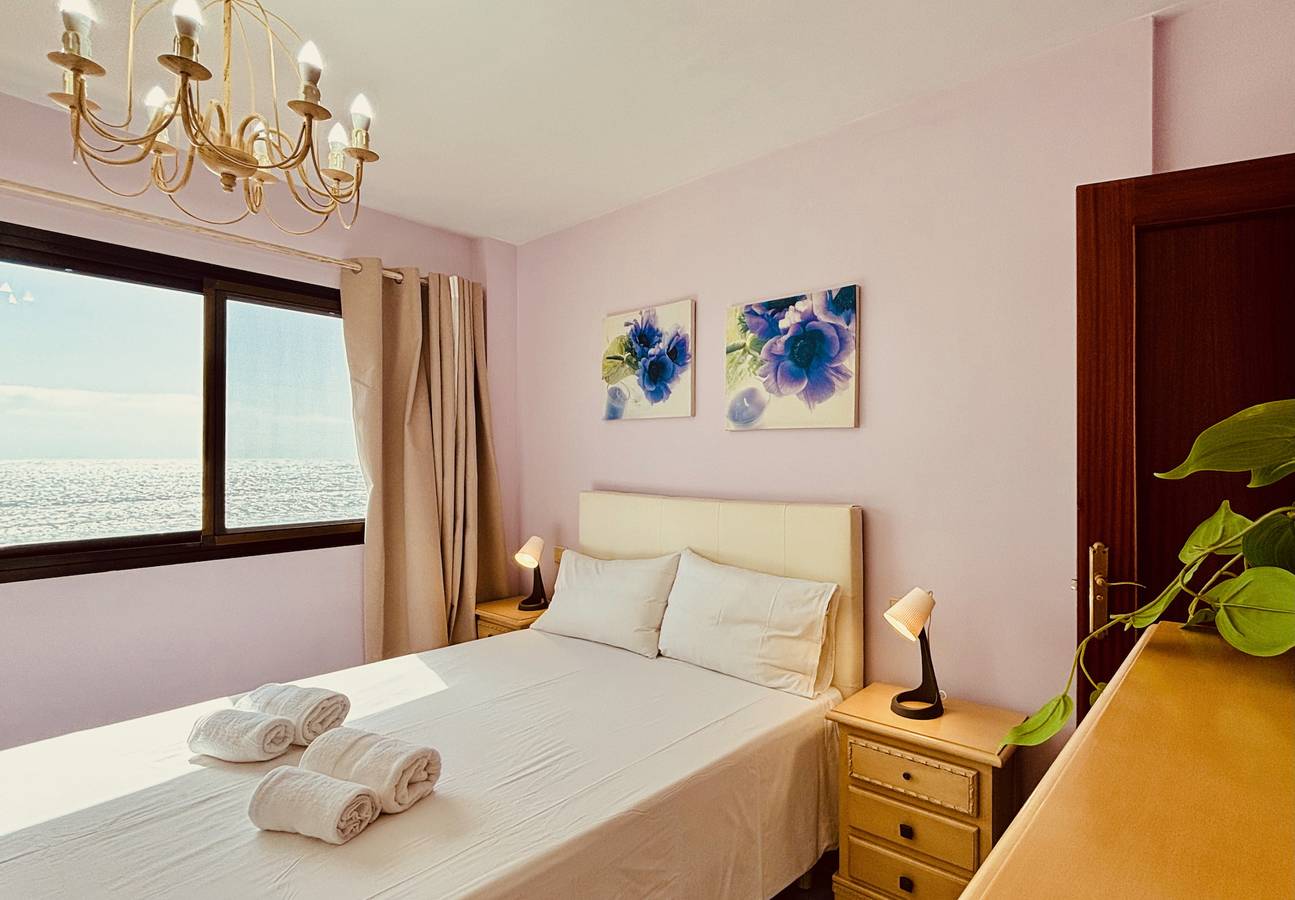 Entire apartment, Click&Guest - Radiant Home with Sea Views in Arinaga, Agüimes