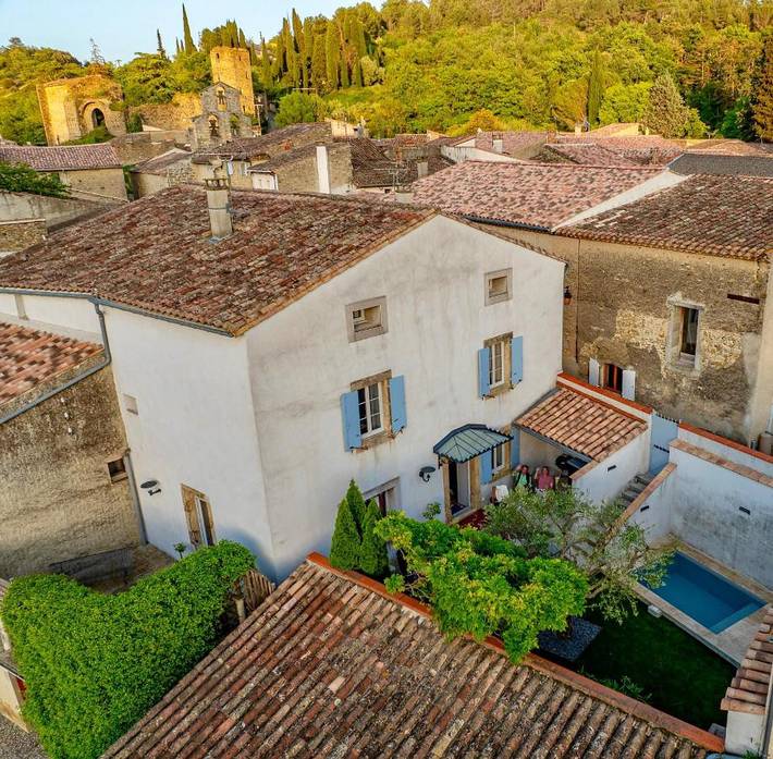 Location de vacances pour 8 personnes, avec Balcon et Terrasse ainsi que Jardin et Piscine à Cournanel