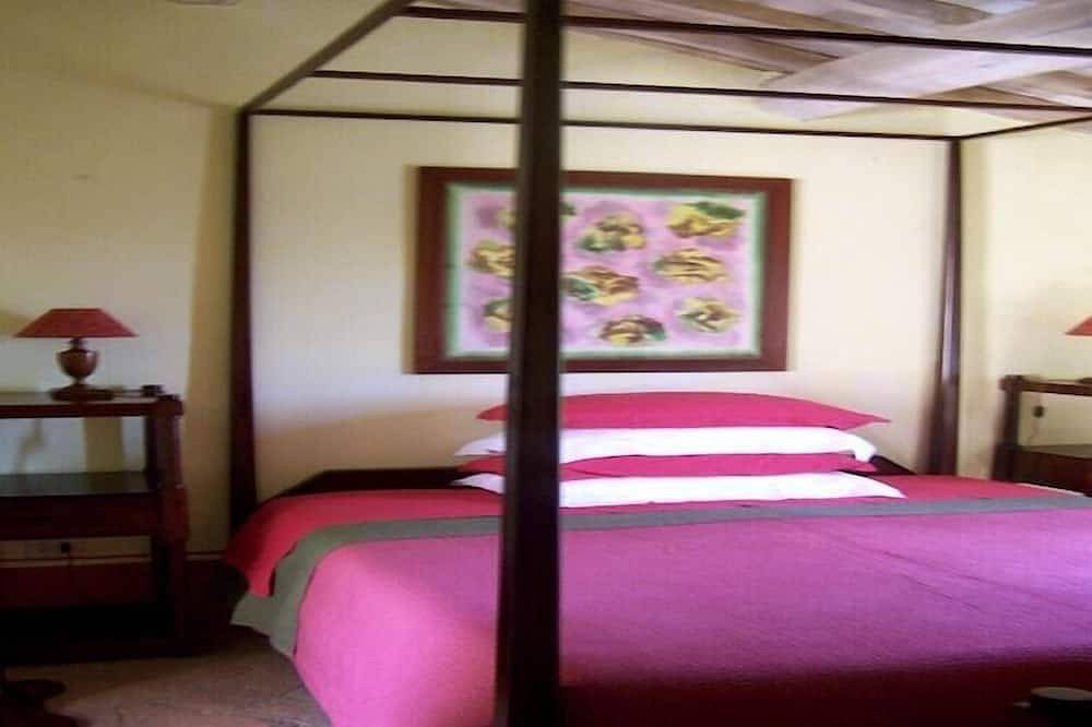 Holiday Home in Sarteano with Heated Pool in Chianciano Terme, Siena Province