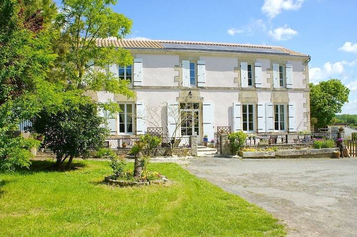 Location de vacances pour 8 personnes, avec Jacuzzi et Terrasse ainsi que Jardin et Piscine à Saint-Saturnin-du-Bois
