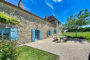 Gîte pour 10 personnes, avec piscine ainsi que jardin et terrasse à Conne-de-Labarde
