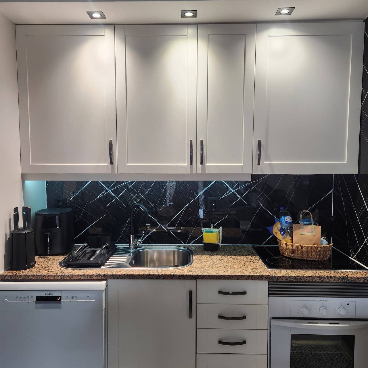 Ολόκληρο το διαμέρισμα, Apartment 'Casa Shanti' with Shared Pool, Wi-Fi and Air Conditioning in Praia da Rocha, Portimão